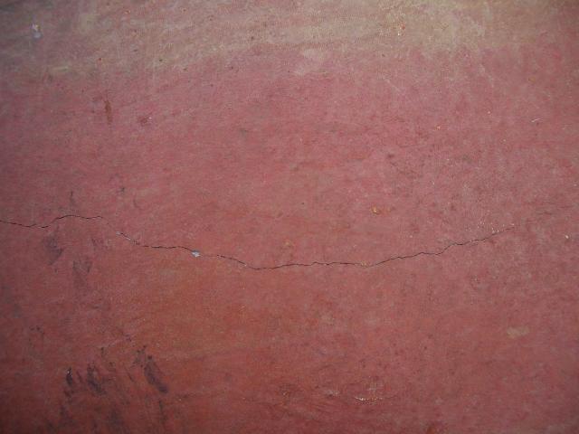 旧防水層である、ゴムシート防水を撤去した後。コンクリートスラブに大小様々なひび割れを確認することもある。