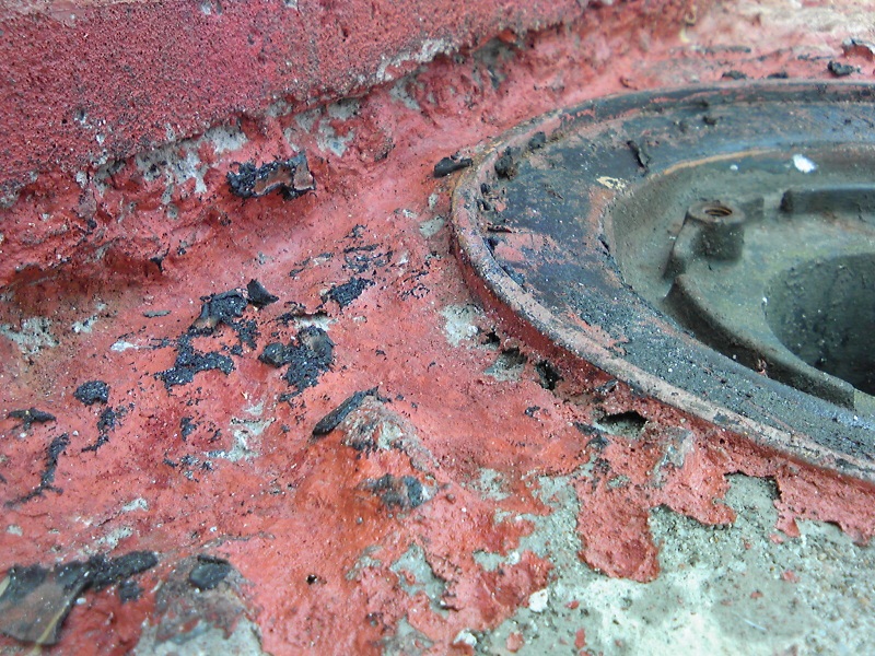 旧防水層を撤去したところ、コンクリートスラブの杜撰（ずさん）な施工が確認された。仮防水や下地を平滑にする処理が必要。