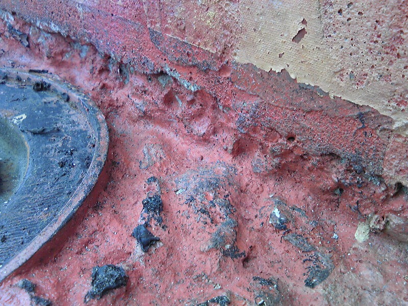 旧防水層を撤去すると、出てきた下地はデコボコだった。下地が異常な箇所は、水たまりができる箇所だった。