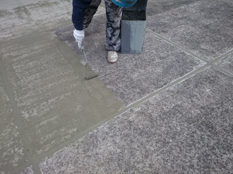 ポリマーセメントモルタルによる仮防水兼下地調整。コテ、ローラーなどで施工する。