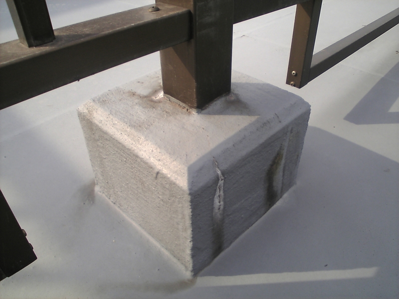 ルーフバルコニーのアルミ手摺足元。コンクリートの架台がエフロレッセンスを起こしている。