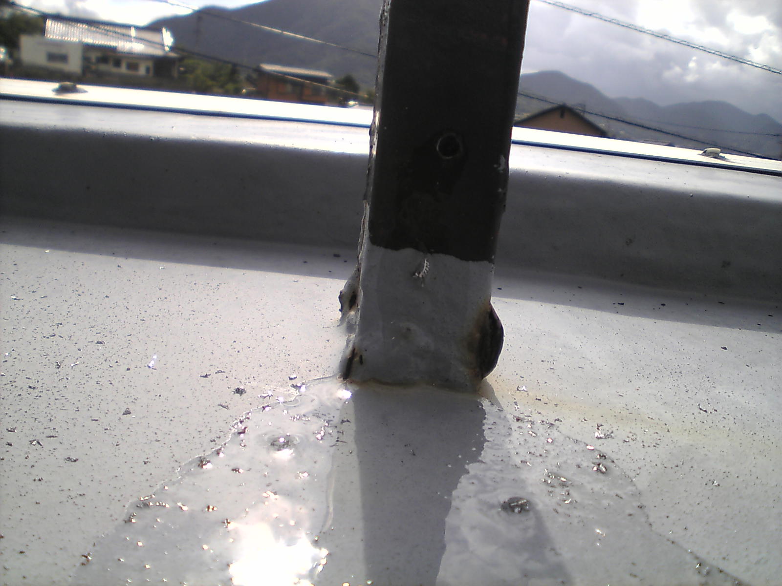 鉄製手摺の支柱足元に穴を開けたところ、水が吹き出てきた。