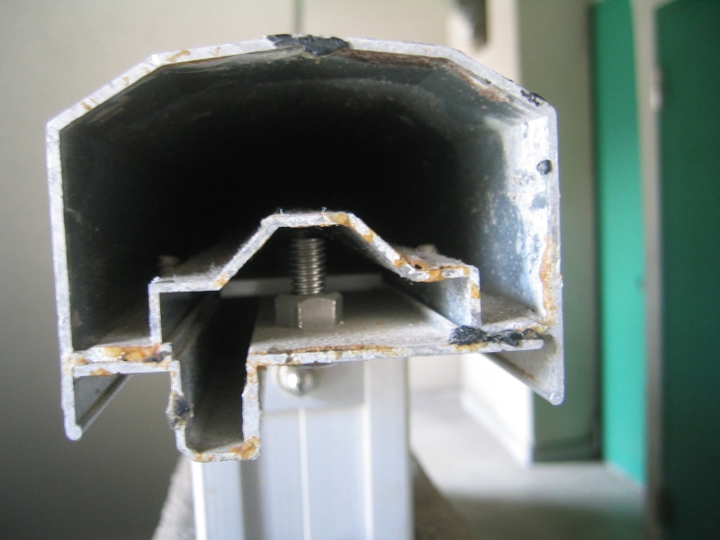 アルミ手摺の継ぎ目。ここで手摺同士が繋がっているが、簡単なキャップのようなものがはまっていて、防水性があるとは言えない。