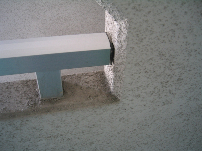 アルミ手摺の端部。樹脂製のキャップがはまっているが、ぴったり付いている訳ではなく、雨水は簡単に入ることができる。