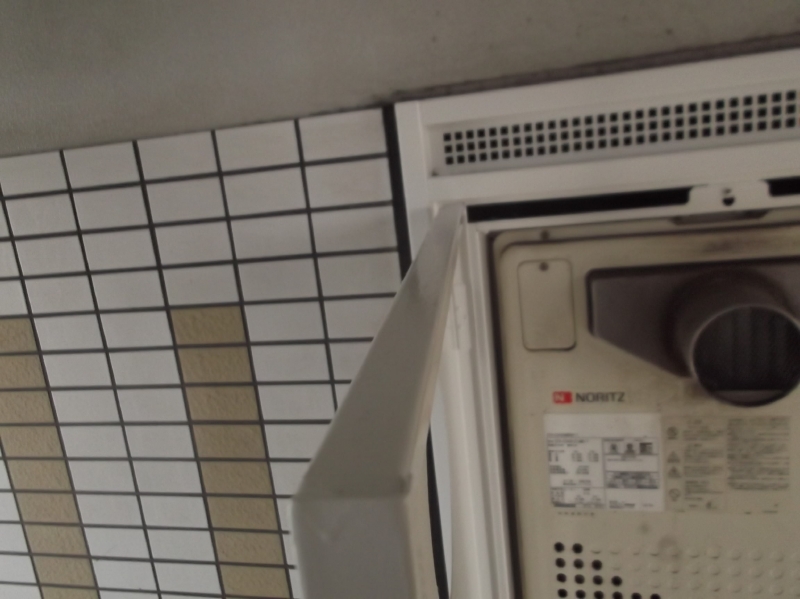 Ｐ．Ｓの上部仕上げ確認。手鏡や棒付きのミラーで確認する。