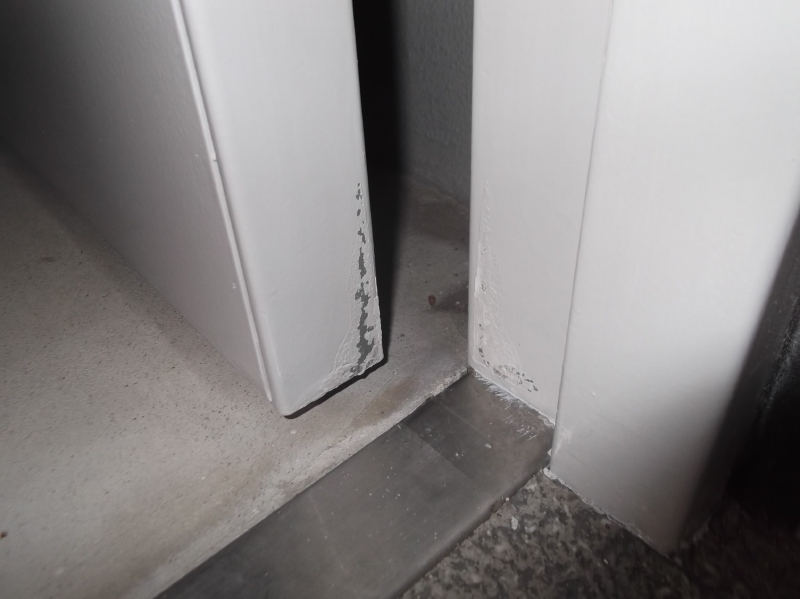 扉と枠の新規塗装がくっついてしまった。