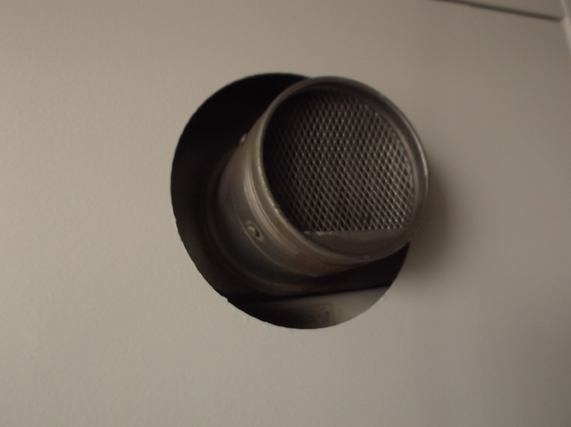 パイプシャフト内湯沸かし器の熱風を逃がすための通気口。