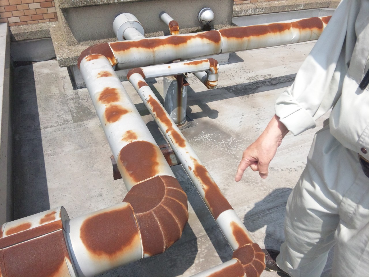 屋上給水管のラッキング（保温管）。曲げたり、切ったりが多いので、弱くなっている。特にエルボ（曲がり部）の発錆が著しい。