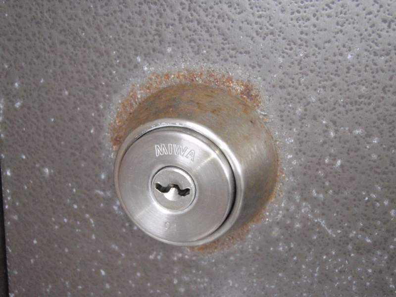 鍵穴廻りの発錆。　開口の際に力が加わり、弱くなっている。