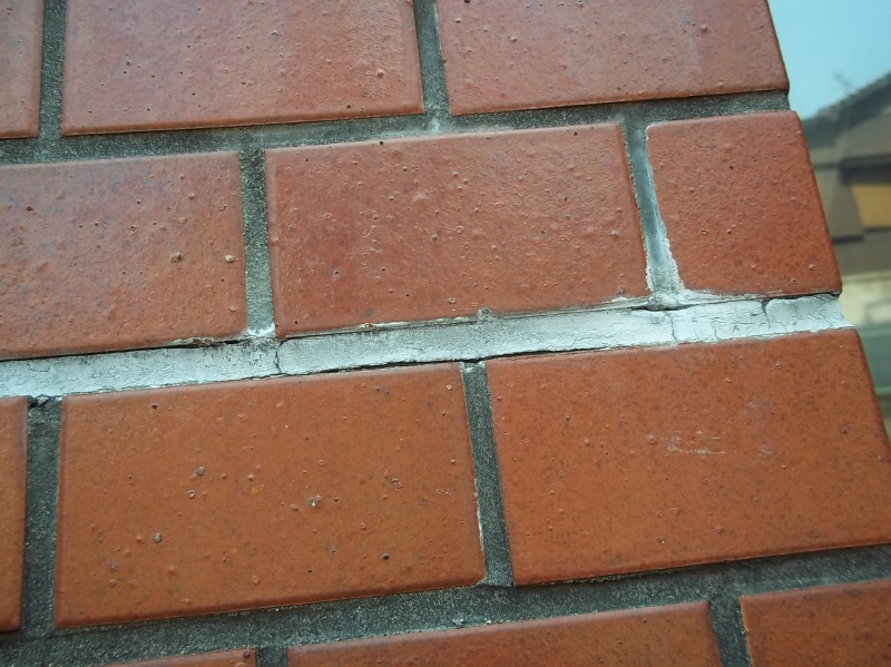 打継目地のシーリング材の劣化。雨水が侵入してタイルの浮きを発生させることがある。