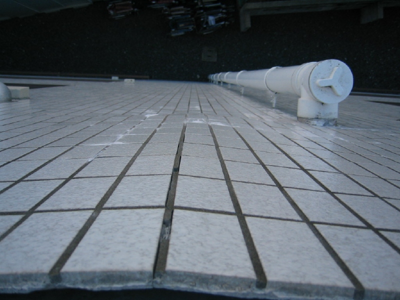 タイル面の浮き。広い面積で今にも剥落しそうな状況。