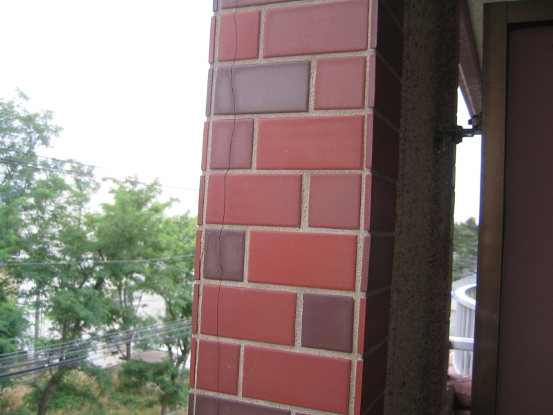 下地の影響を受けてひび割れを生じている。