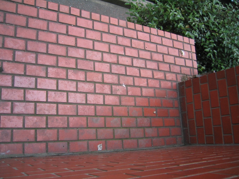 モルタル仕上げではなく、壁面と同じタイルで仕上げられている。目地モルタルからの浸水が考えられる。