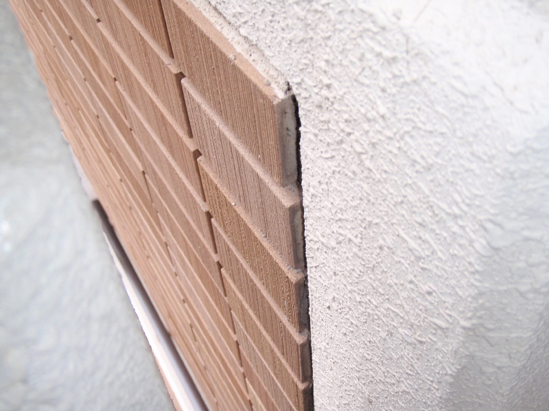 タイル面の最端部がシーリング材やモルタルなどで処理されていない。雨水が浸入してタイルの浮きなどを引き起こす。