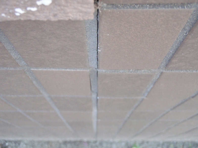 目地モルタルがタイルから剥離している。目地モルタルの痩せや周囲の挙動が原因となる。