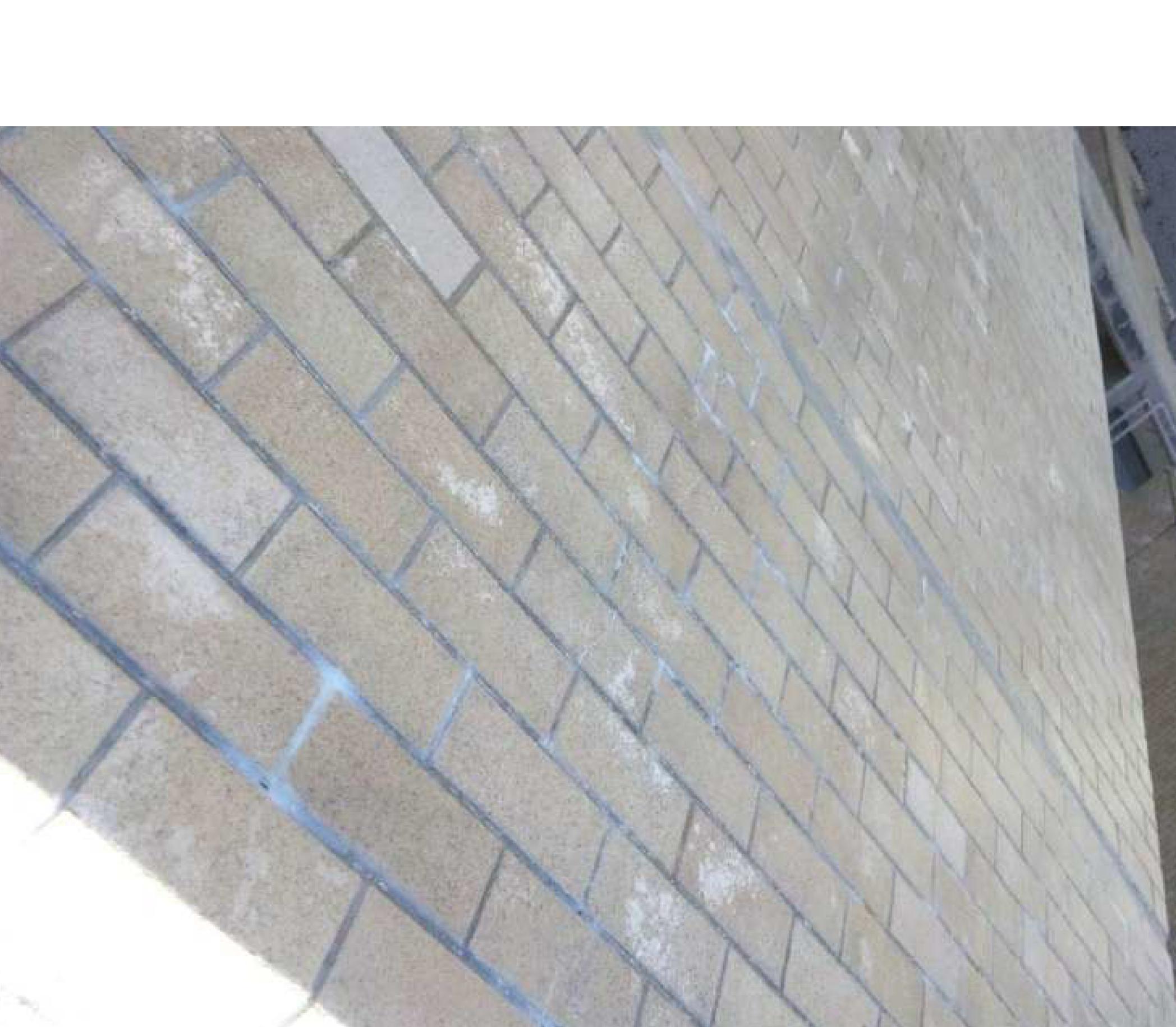 斜線制限によって斜めになっているタイル面。撥水剤を塗布しているが、劣化が進んでいる。