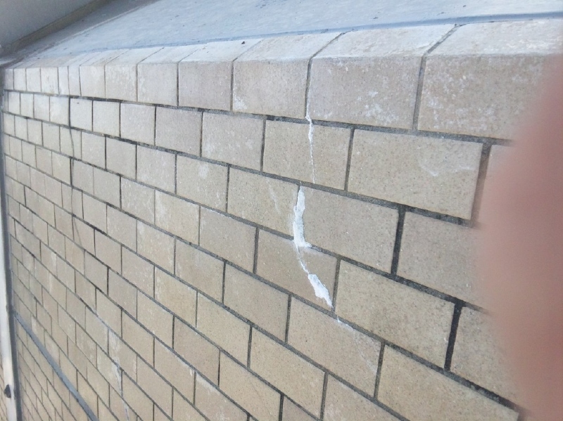 屋上付近のセットバック（斜面）になっているタイル面のひび割れ。斜面は「壁面」ではなく、「屋根」として考えたほうがいい。