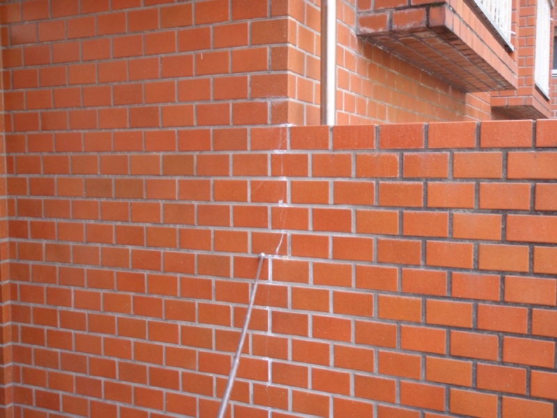 下地のコンクリートにひび割れが生じていると思われるタイルのひび割れ。コンクリートの打継部はタイル面もひび割れが入り易い。