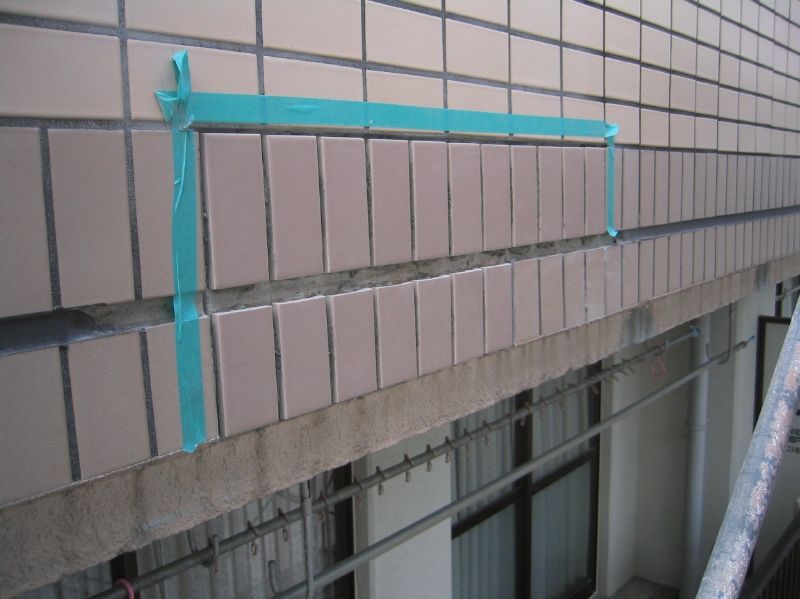 マスキングテープの使用例。布テープなどより剥がれやすいので、一時的な貼り付けが容易である。