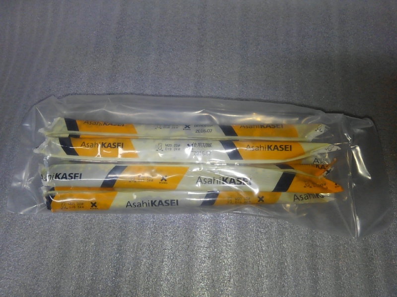 容器がフィルムタイプのケミカルアンカー。運搬時にガラスが割れるなどの心配が減り、取り扱いが容易である。