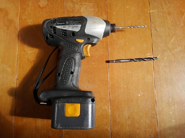 インパクトドライバーの例。これは主にDIYで使っているもの。差しているのはモルタル・コンクリートブロック用ビット。下が木材用。