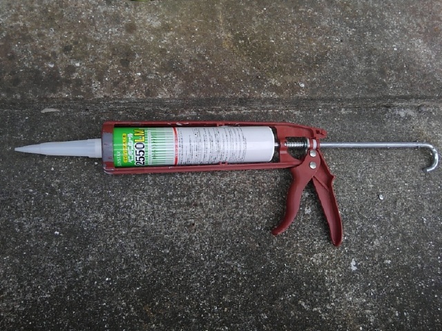 １成分形のシーリング材とコーキングガンの例。比較的小さな工事、数量の少ない工事で利用される。