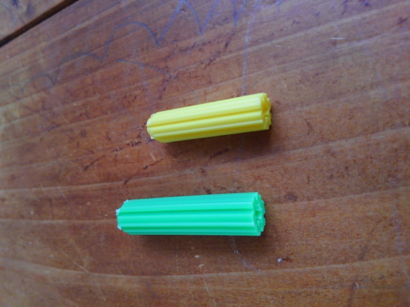 コンクリートプラグ（スタープラグ）。穴に挿入したプラグが、木ネジをねじ込むことで広がり、コンクリートから抜けなくなる。