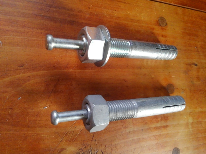 オールアンカー（芯棒打ち込み式）の例。わずかに大きく開けた孔にアンカーを挿入し、左側の芯棒を打ち込んで右側の拡張部を開くことで抜けなくなる。