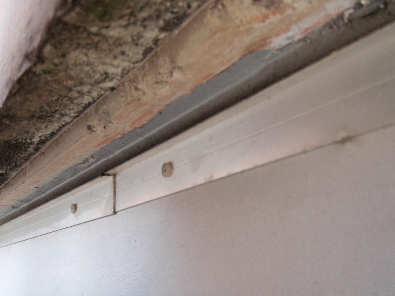 アルミアングルの例。端末だけでなく、ビス頭などもシーリング処理したほうがよい。