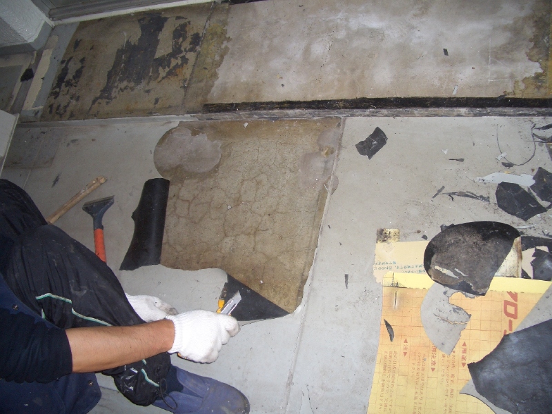 施工前の調査とプライマー塗布などがしっかり出来ていなかったため、ウレタン塗膜防水施工後に不具合が生じた。