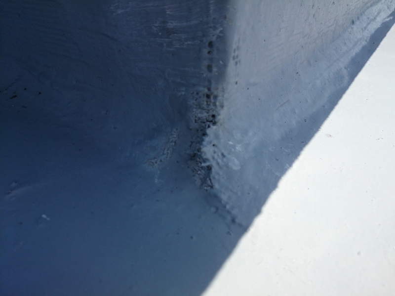 立上り部分への塗膜防水メッシュシート仕様。上の写真同様、増粘剤を加えた立上り用になっているようだが、塗布量が不足して全体的にメッシュシートの形がわかり、メッシュシートがあらわになっている所もある。