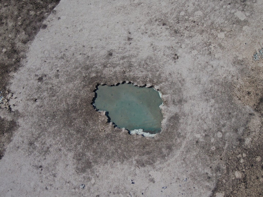 ゴムシート防水の上にウレタンゴム系の塗膜防水を施工している。付着はしていない様子。