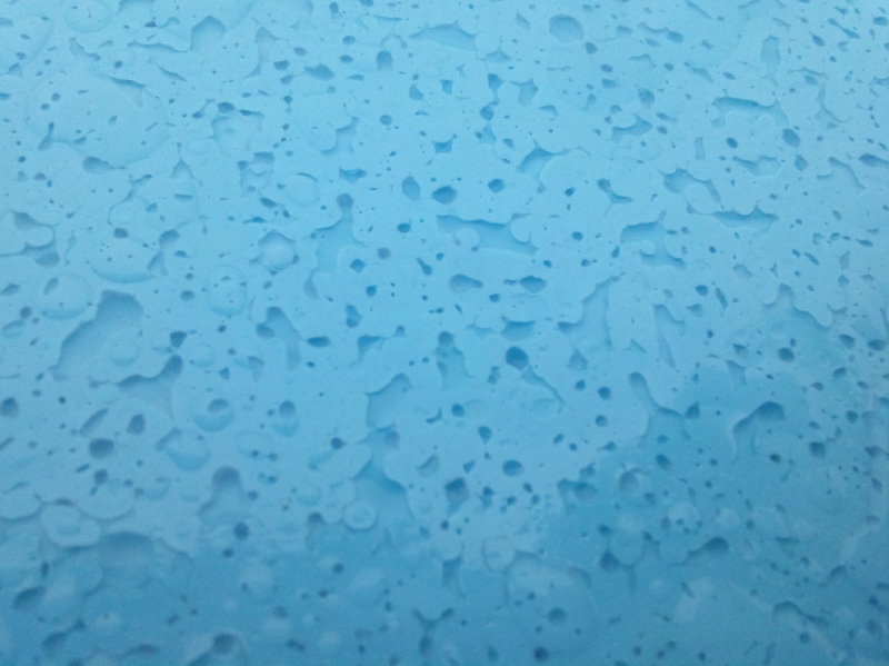 ウレタン防水層の施工後、乾燥する前に雨に打たれた様子。