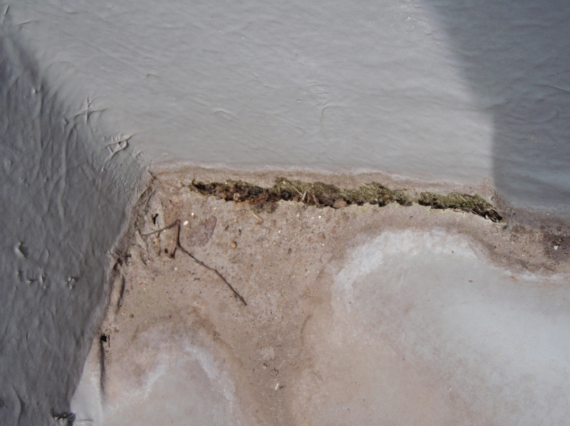 ウレタン塗膜防水層の破断。立上りと平場の防水材厚さに違いがあるため、伸縮巾の違いで破断したものと思われる。