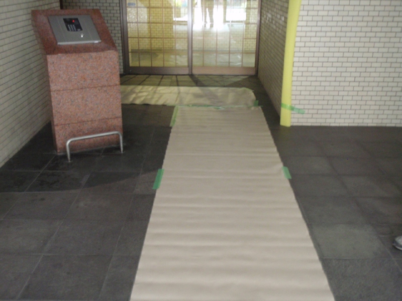 普段通行しない箇所も、一時的に利用する場合は養生を施す。