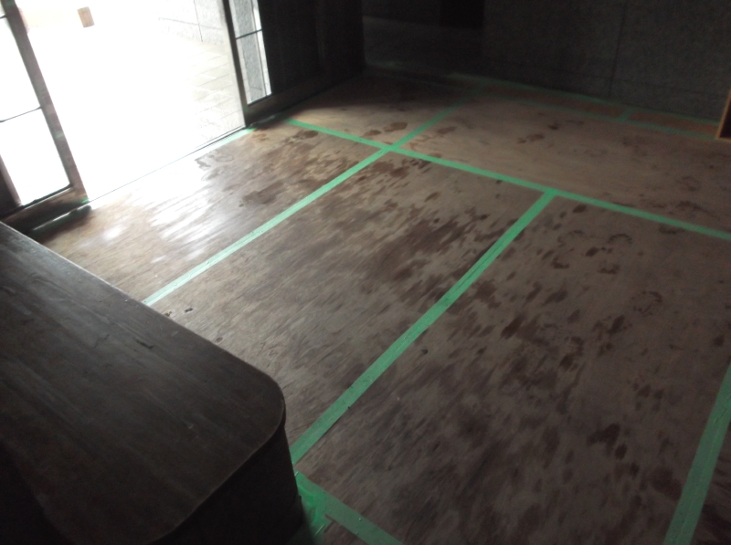 エントランス床面養生。ドアの開閉、メンテナンスなどに支障がないように。