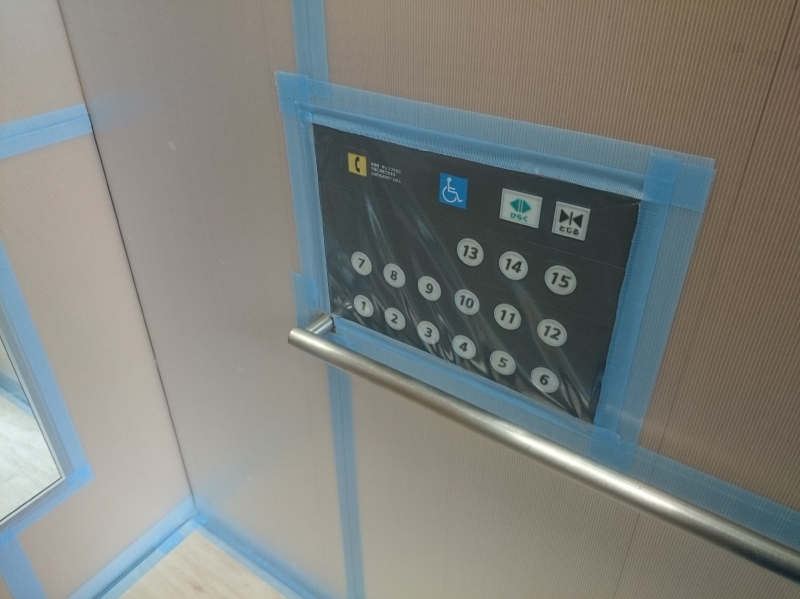 エレベーター内の養生。ボタンもしっかり養生します。