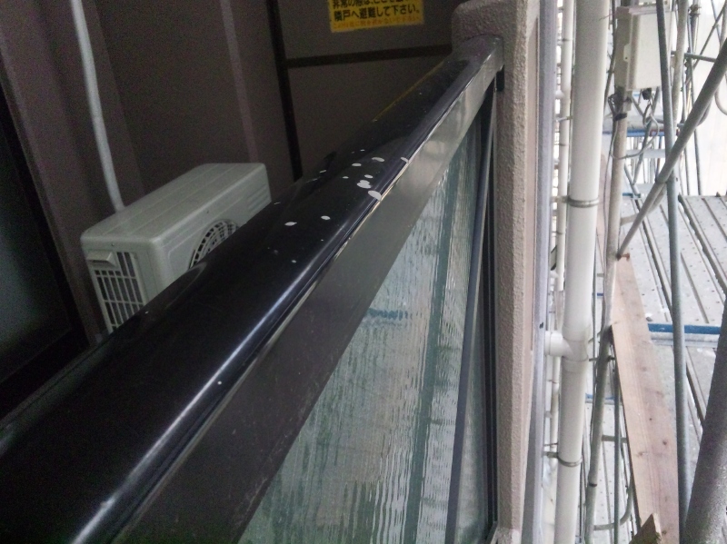 バルコニーのアルミ手摺。養生をしていないと、補修材や塗料が付着してしまう。材料によっては完全に取れないこともある。